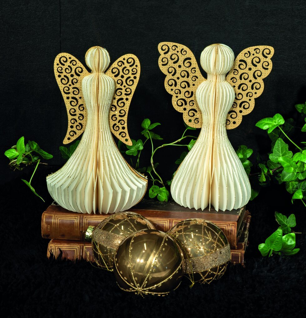 Ängel Vit/Guld XL från Trademan omgiven av juldekorationer