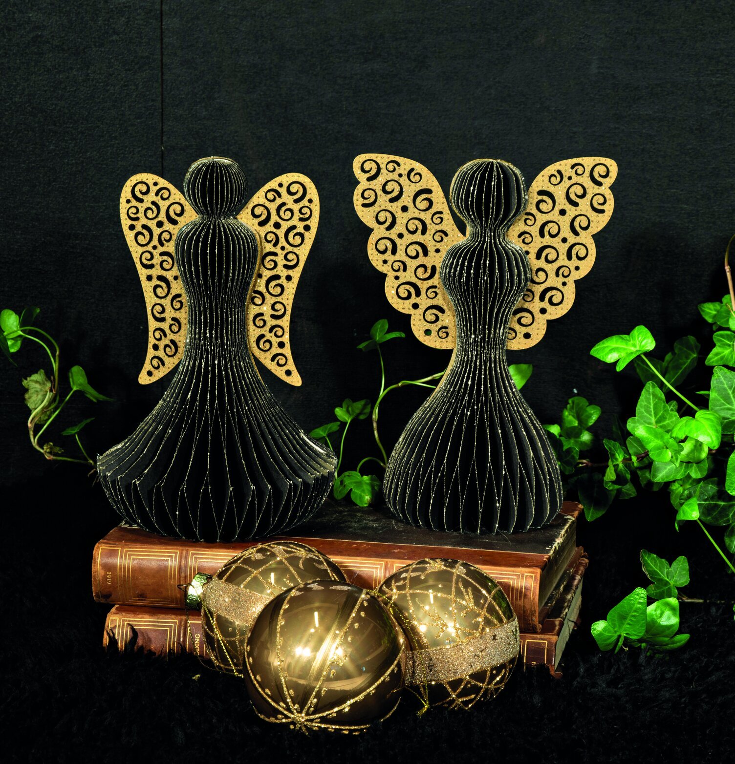 Ängel Svart/Guld XL från Trademan med böcker och växter