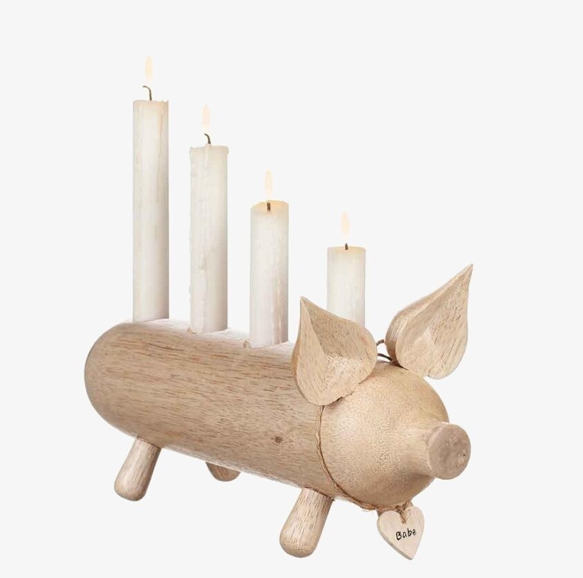 Ljusstake Gris Babe från Different Design i naturligt trä