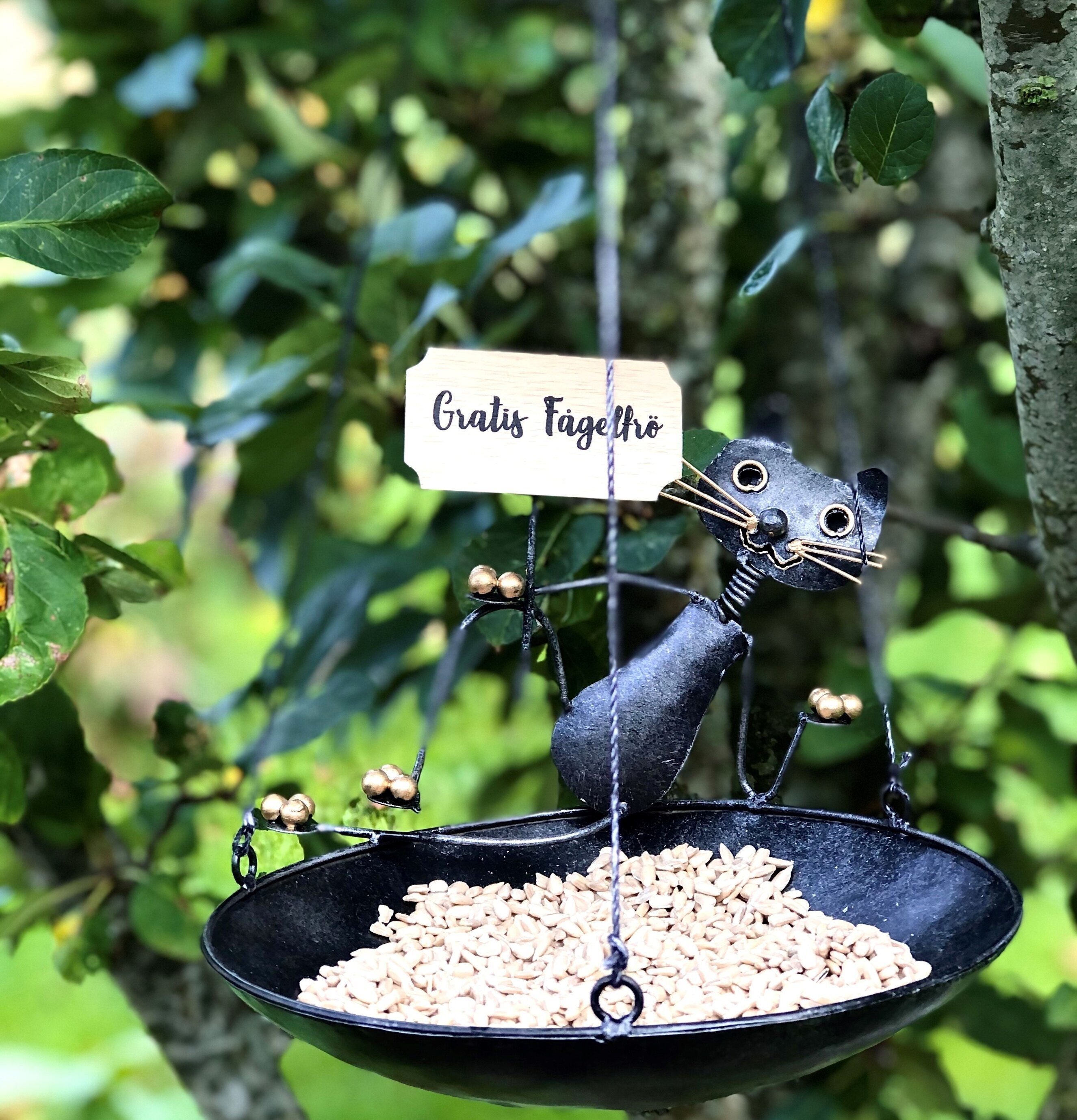 Smide Katt Fågelbord från Different Design i trädgårdsmiljö