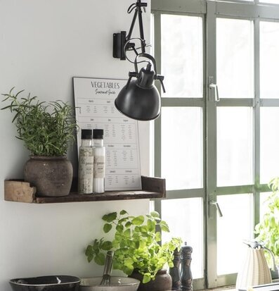 Trähylla Med Kant Unika från IB Laursen i rustikt kök