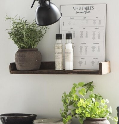 Trähylla Med Kant Unika från IB Laursen i köksmiljö