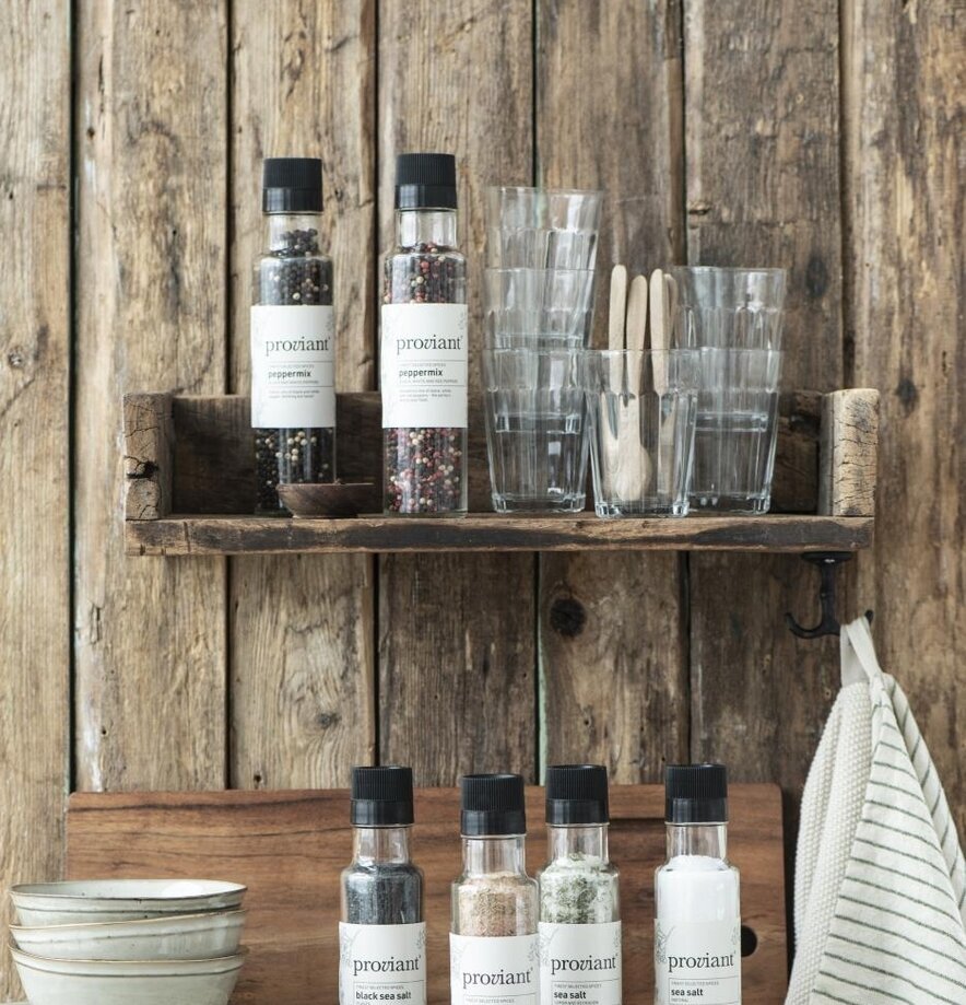 Trähylla Med Kant Unika från IB Laursen med kryddburkar