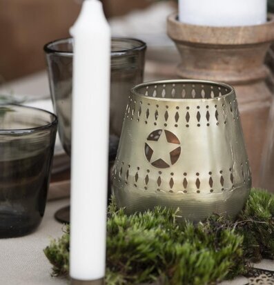 Bild av elegant bordscen med gyllene lykta och mossa