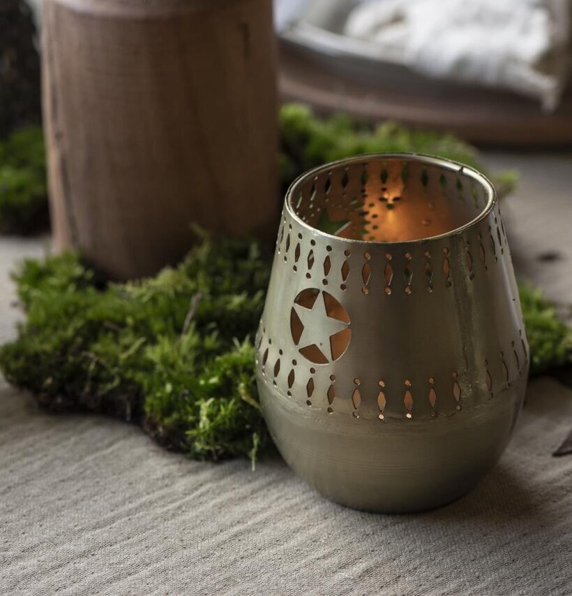 Lykta Guld Med Stjärnmönster från IB Laursen på ett bord