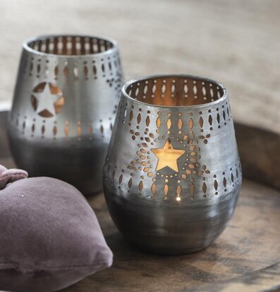 Bild av stämningsfull inredning med lyktor och kudde