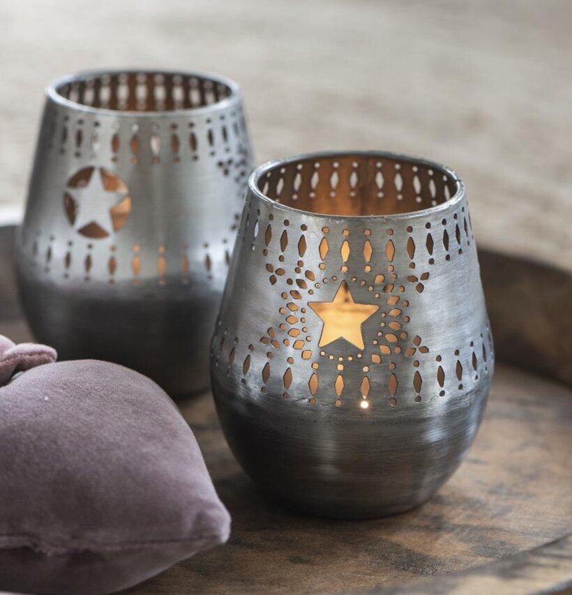 Bild av stämningsfull inredning med lyktor och kudde