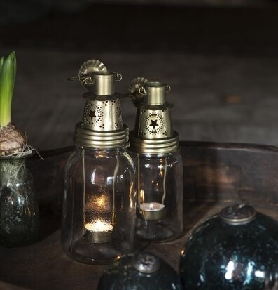 Bild av harmonisk inredning med ljuslyktor och växt