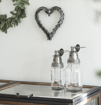 Foto av elegant interiördetalj med kransar och lyktor