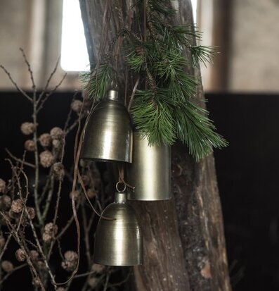 Klocka Konisk Guld från IB Laursen mot grankvistar och trä
