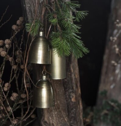 Klocka Konisk Guld från IB Laursen i naturnära miljö