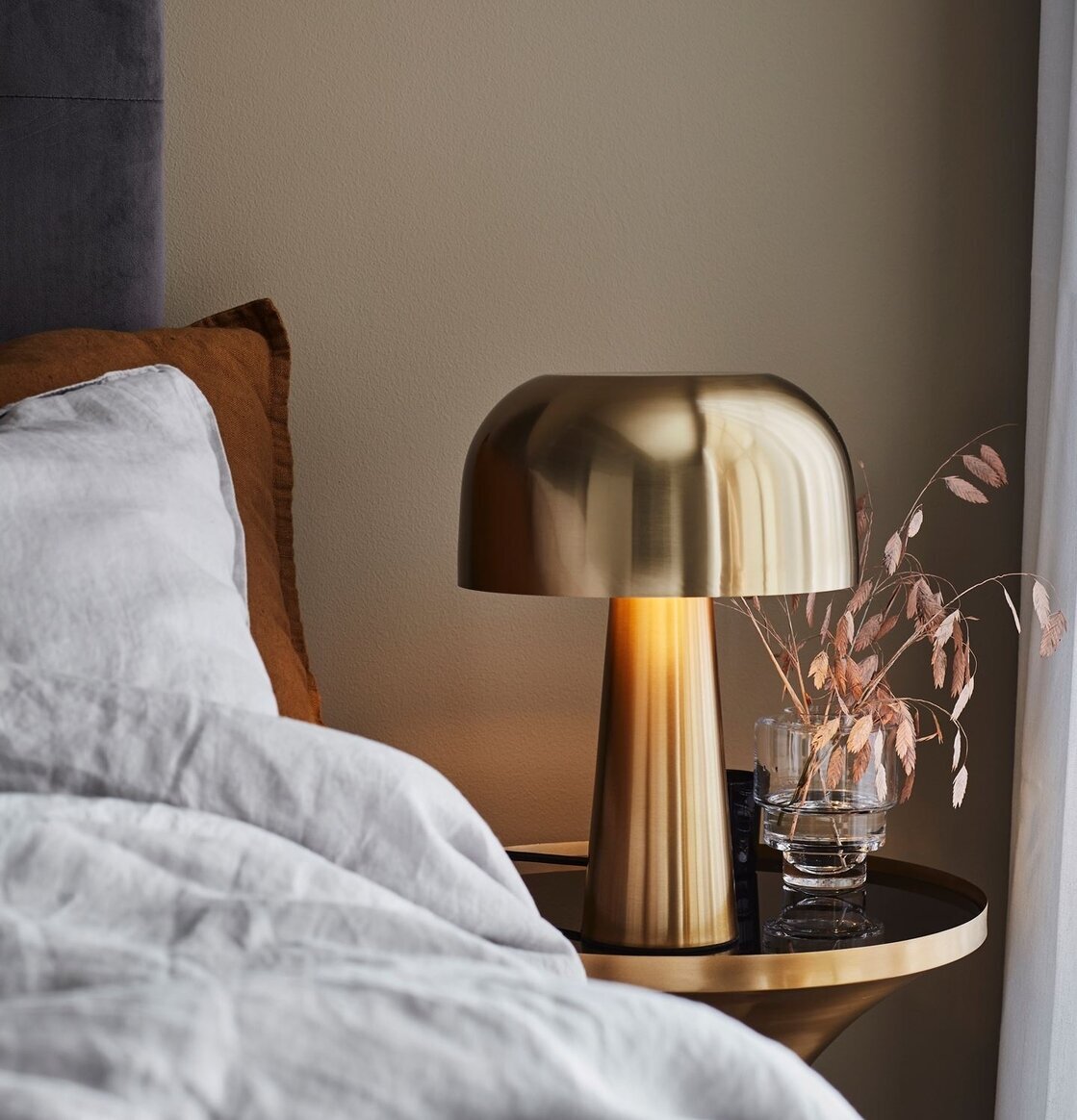 Bordslampa Blanca Brons från Markslöjd på ett sidobord