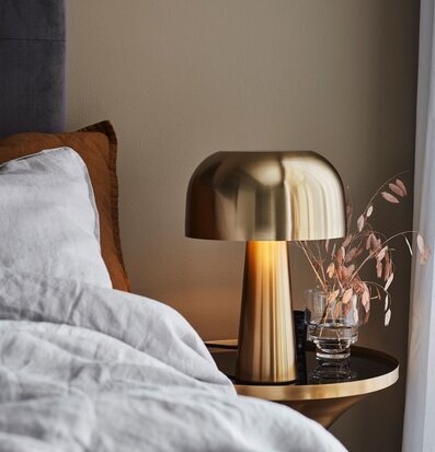 Bordslampa Blanca Brons från Markslöjd på ett sidobord