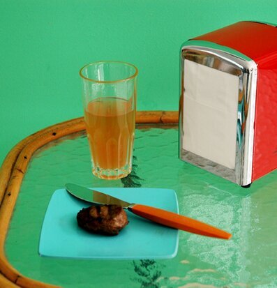 Servettställ Röd från Cabanaz på glasbord med dryck och mat