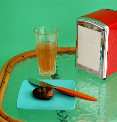 Servettställ Röd från Cabanaz på glasbord med dryck och mat