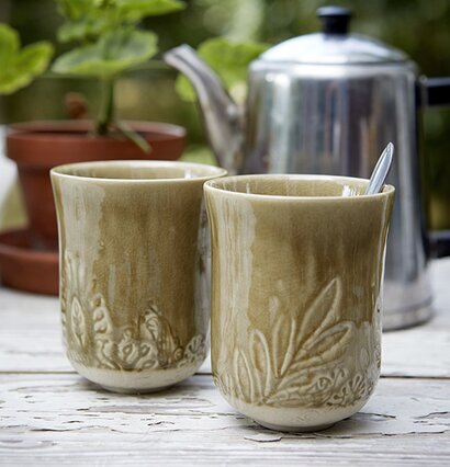 Latte Cup Arabesque Sand från Sthål på rustikt träbord