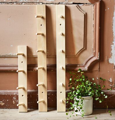 Knopplist Med 6 Knoppar från Strömshaga på rustik vägg