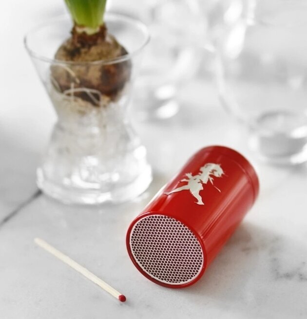 Tändsticksrör Röd från Solstickan på marmoryta med tändsticka