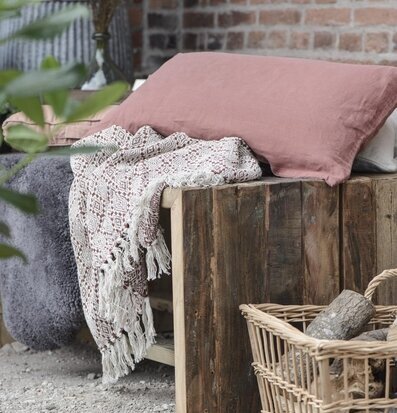 Pläd Harlekin Tegel från IB Laursen på rustik träbänk