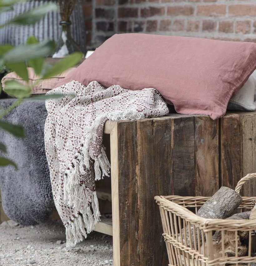 Pläd Harlekin Tegel från IB Laursen på rustik träbänk