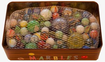 Plåtburk med kulor från Wu & Wu, färgglada och lekfulla