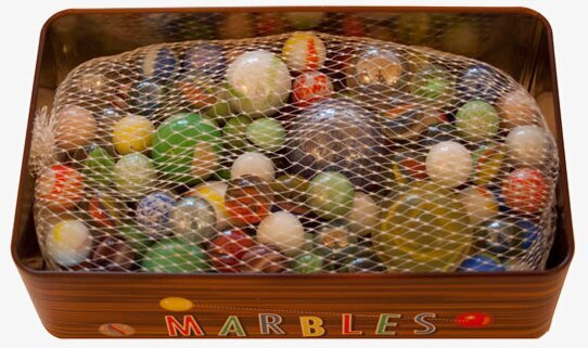 Plåtburk med kulor från Wu & Wu, färgglada och lekfulla