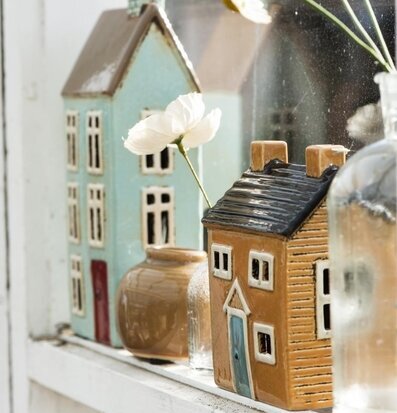 Bild av harmoniskt dekorerat fönsterbleck med ljus