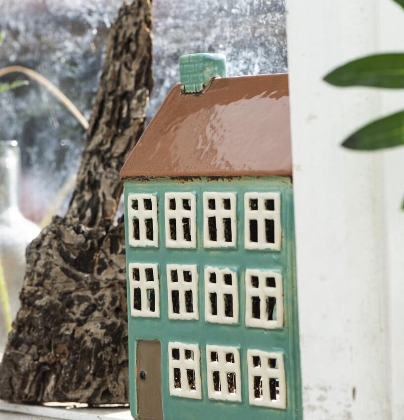 Bild av ljuslykta i nordisk design och harmoni