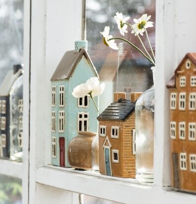 Bild av charmiga dekorativa hus på fönsterbräda