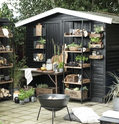 Vägghållare Murstensform från IB Laursen i trädgårdsmiljö