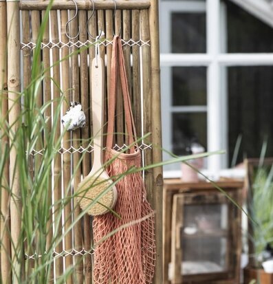 Nätkasse IB Laursen från IB Laursen hänger på bambuställning