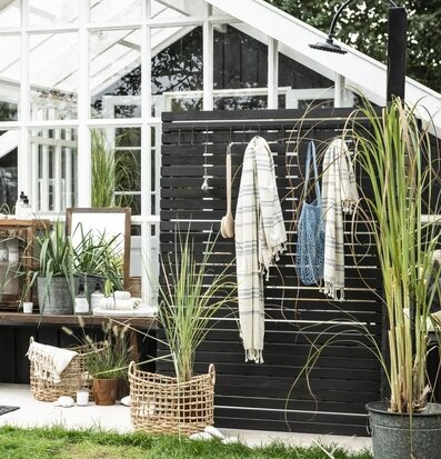 Nätkasse Blå från IB Laursen hängd på svart trävägg