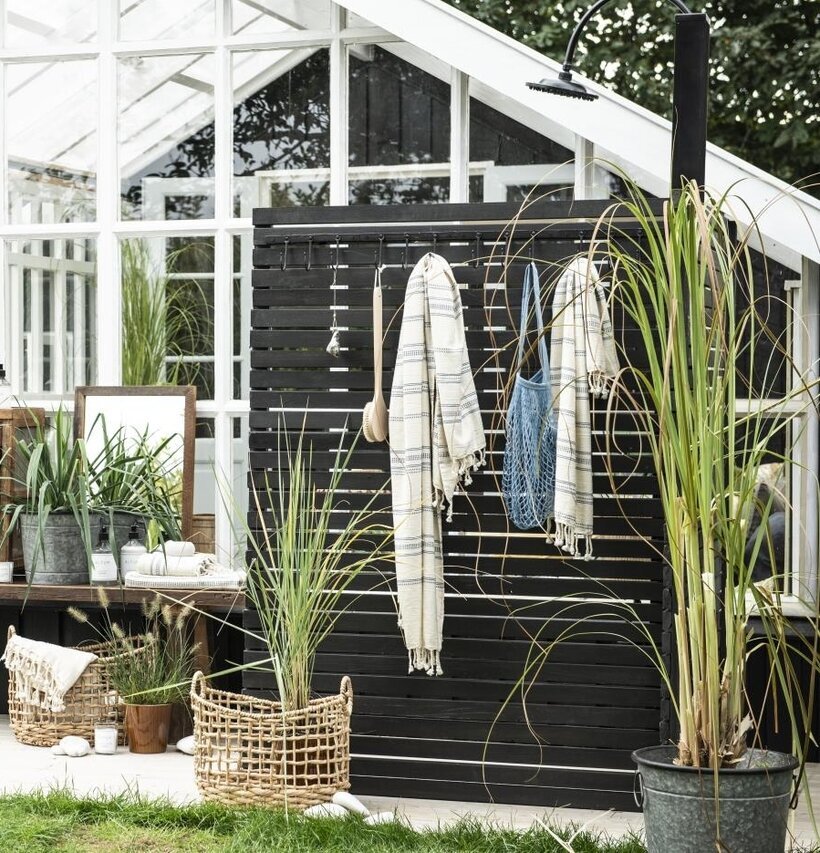 Nätkasse IB Laursen i blått och beige mot svart vägg