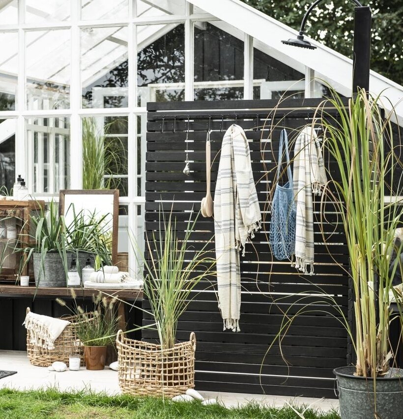 Nätkasse Blå från IB Laursen hängd på svart trävägg