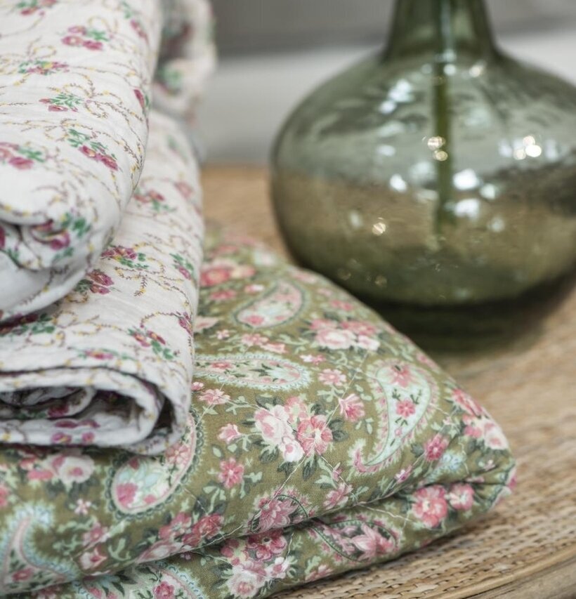 Pläd Green/Rose Paisley från IB Laursen på rottingbord