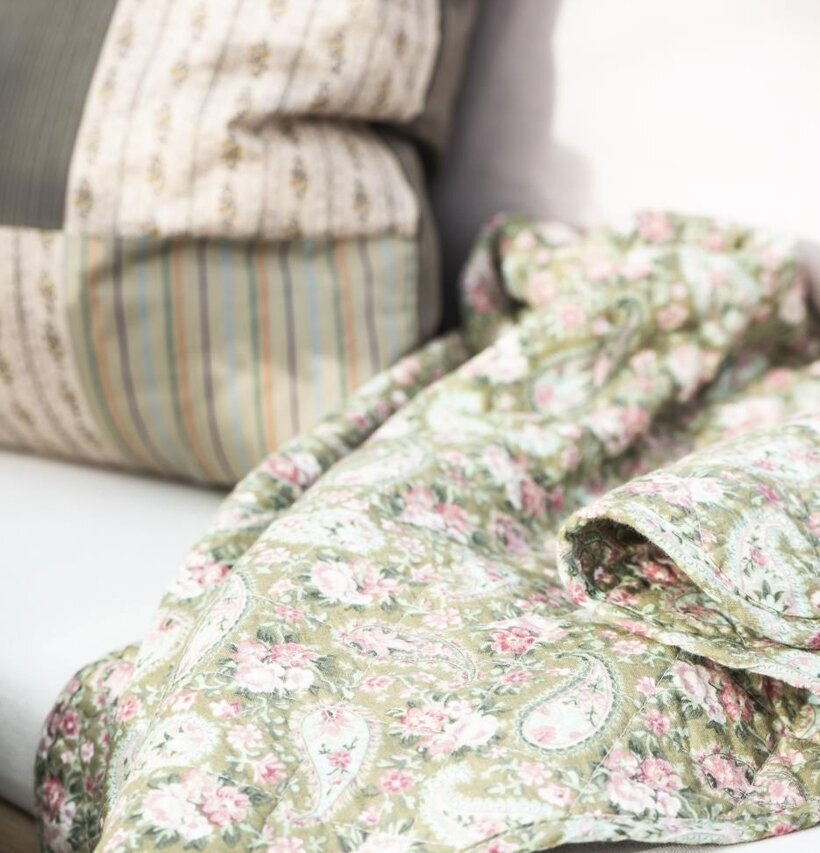 Pläd Green/Rose Paisley från IB Laursen på beige soffa