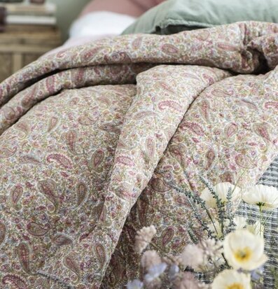 IB Laursen Pläd Summer Paisley draperad över en bäddad säng