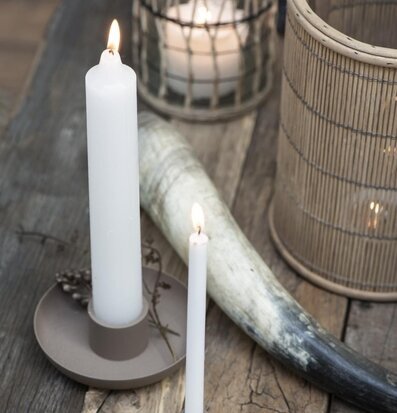 Ljushållare Milky Brown från IB Laursen på rustikt träbord