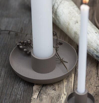 Ljushållare Milky Brown från IB Laursen på rustikt träbord