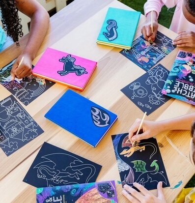 Barn skapar konstverk med Scratch & Scribble – Magical Unicorns från Ooly