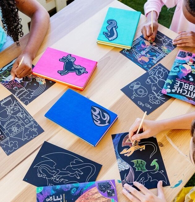 Barn skapar konstverk med Scratch & Scribble – Magical Unicorns från Ooly