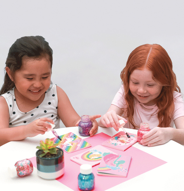 Barn pysslar med Pixie Paste Glitter Glue från Ooly