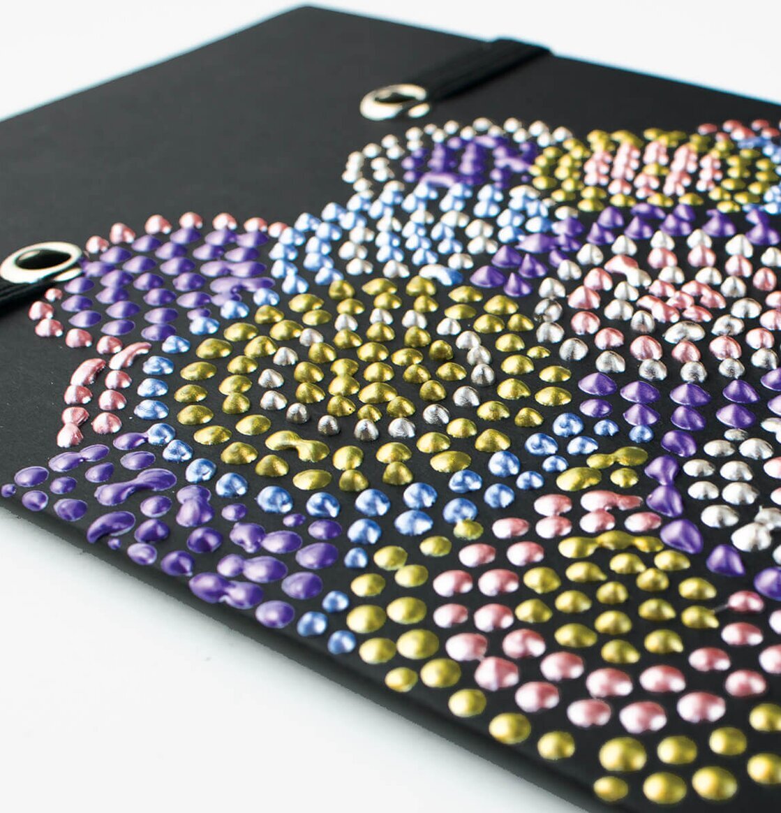 Dot-A-Lot Craft Paint - Pearlescent från Ooly på svart yta