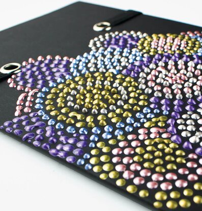 Dot-A-Lot Craft Paint - Pearlescent från Ooly på svart yta