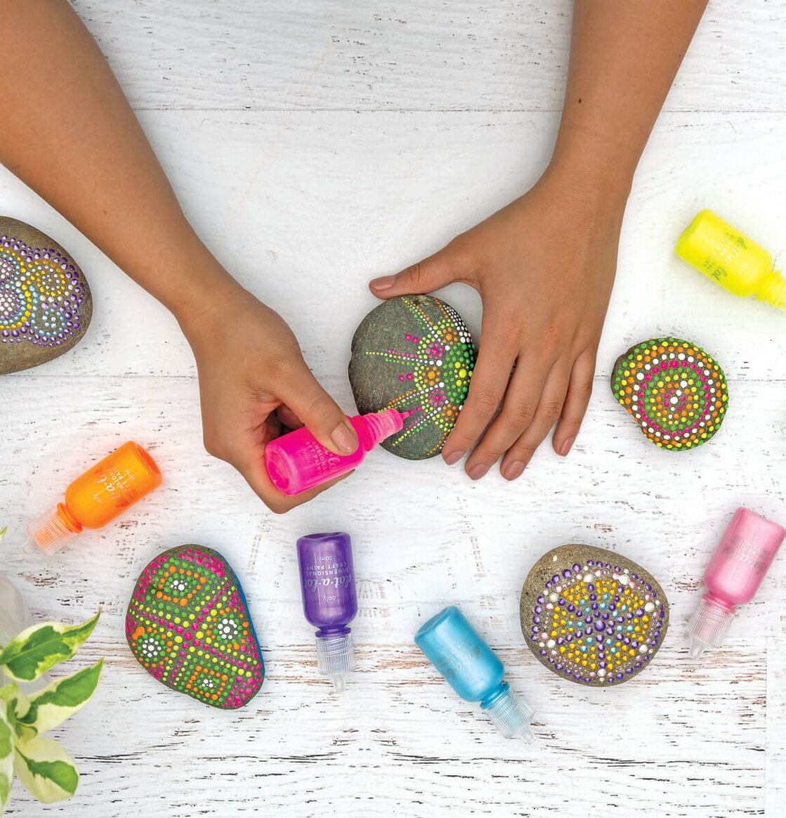 Ooly Dot-A-Lot Craft Paint – Neon används på släta stenblock