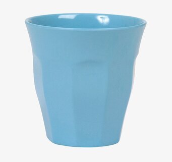 Bild av turkos mugg med klassisk och funktionell design