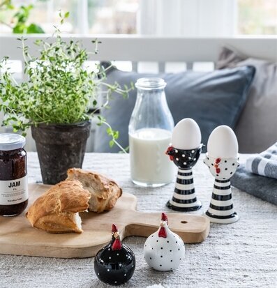 Äggkopp Höna 2-Pack från Nääsgränsgården på frukostbordet