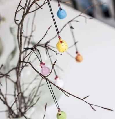 Hängande Höna Mix 6-Pack från Nääsgränsgården på gren