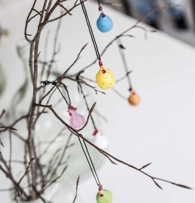 Hängande Höna Mix 6-Pack från Nääsgränsgården på gren