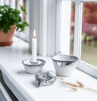 Ljusstake Bubble Ø 10,5 cm från Nääsgränsgården på fönsterbräda